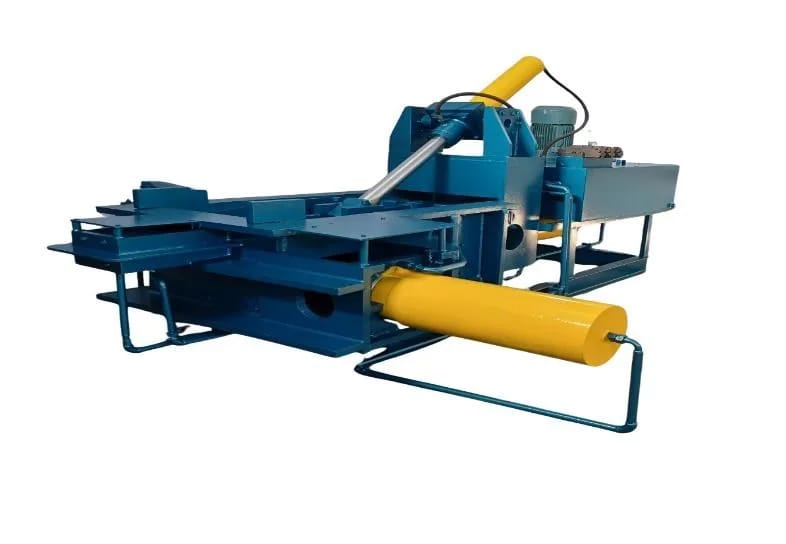 Double action bailing press with hydraulic ram and compression chamber
